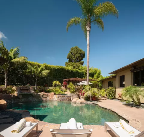 Exterior - 5976 Germaine Ln, La Jolla, CA 92037 photo 2 of 5