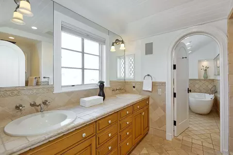 Bath - 438 Sea Ln, La Jolla, CA 92037 photo 3 of 3