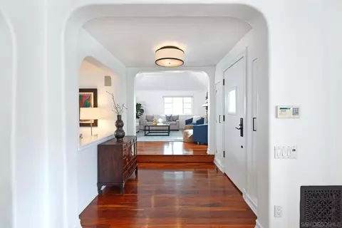 Entry Way - 438 Sea Ln, La Jolla, CA 92037 photo 1 of 2