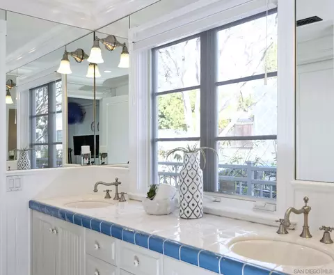 Bath - 438 Sea Ln, La Jolla, CA 92037 photo 2 of 3