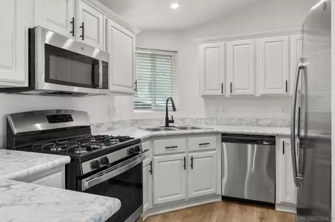 Kitchen - 22899 Byron Rd #77, Crestline, CA 92325 photo 4 of 5
