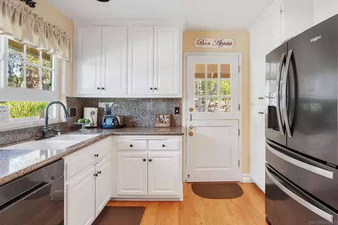 Kitchen - 13338 Arroya Vis, Poway, CA 92064 photo 3 of 4