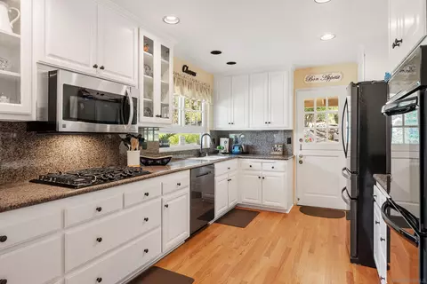 Kitchen - 13338 Arroya Vis, Poway, CA 92064 photo 2 of 4
