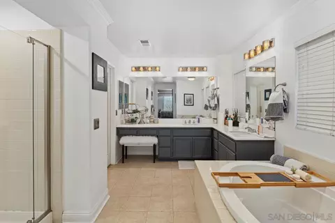 Bath - 10021 Destiny Mountain Ct, Spring Valley, CA 91978 photo 2 of 6