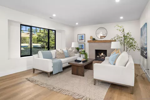 Living - 1525 Lauralynn Pl, Oceanside, CA 92054 photo 2 of 5