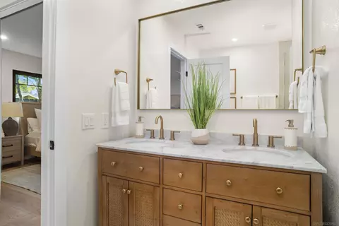 Bath - 1525 Lauralynn Pl, Oceanside, CA 92054 photo 1 of 4