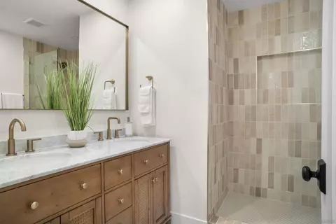 Bath - 1525 Lauralynn Pl, Oceanside, CA 92054 photo 2 of 4