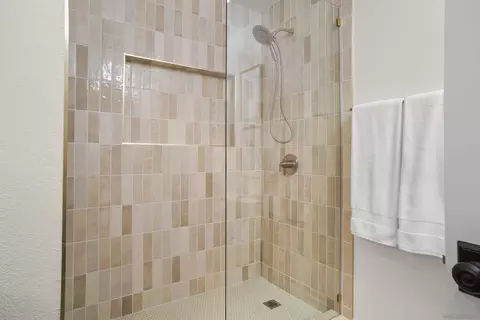 Bath - 1525 Lauralynn Pl, Oceanside, CA 92054 photo 3 of 4