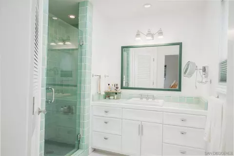 Bath - 684 Arden Dr, Encinitas, CA 92024 photo 4 of 4