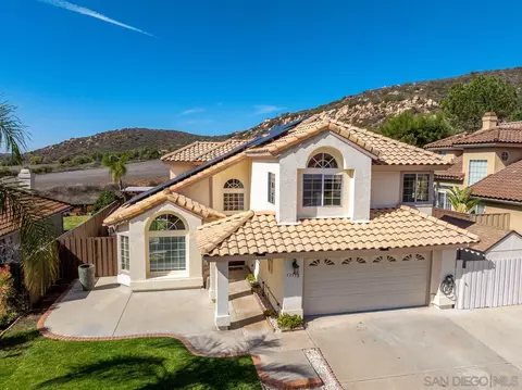 Exterior - 13558 Quiet Hills Dr, Poway, CA 92064 photo 2 of 11