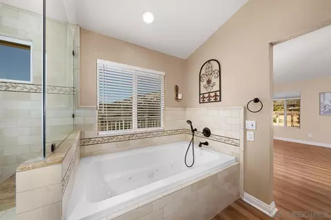 Bath - 13558 Quiet Hills Dr, Poway, CA 92064 photo 4 of 5
