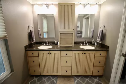 Bath - 17741 Valle De Lobo Dr, Poway, CA 92064 photo 2 of 9