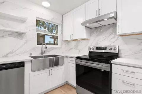 Kitchen - 285 Aspenwood Ln, Encinitas, CA 92024 photo 3 of 4