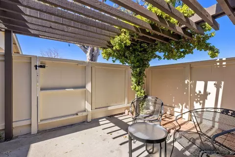 Exterior - 285 Aspenwood Ln, Encinitas, CA 92024 photo 2 of 11
