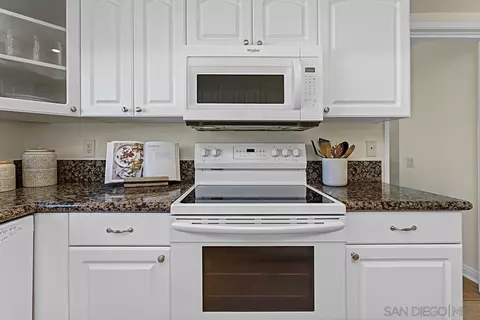 Kitchen - 3821 Bay Leaf Way, Oceanside, CA 92057 photo 4 of 5