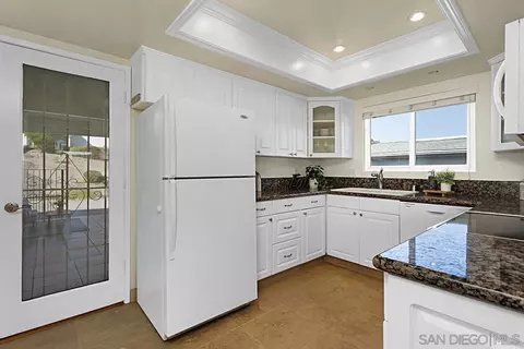 Kitchen - 3821 Bay Leaf Way, Oceanside, CA 92057 photo 2 of 5
