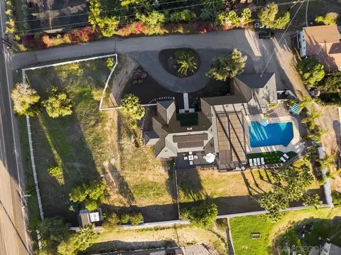 View/Area - 701 E Fallbrook St, Fallbrook, CA 92028 photo 2 of 7