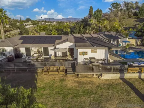 Exterior - 701 E Fallbrook St, Fallbrook, CA 92028 photo 15 of 19