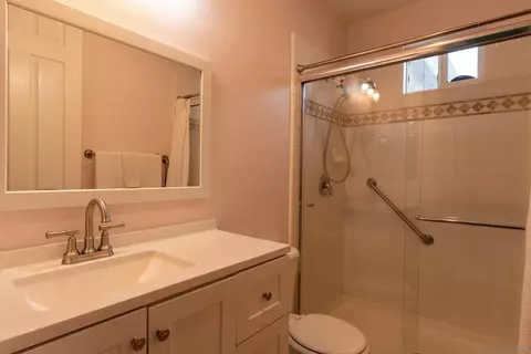 Bath - 2352 Clearcrest Ln, Fallbrook, CA 92028 photo 2 of 3