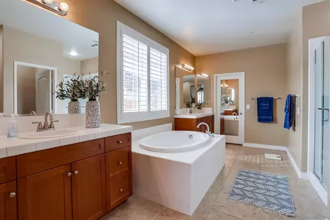 Bath - 2915 Rangpur Ct, Escondido, CA 92027 photo 2 of 5