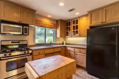 Kitchen - 813 Hamilton Ln, Fallbrook, CA 92028 photo 4 of 4