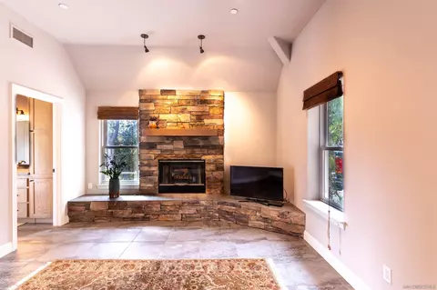 Living - 813 Hamilton Ln, Fallbrook, CA 92028 photo 2 of 2