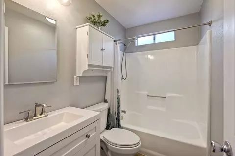 Bath - 1466 Jefferson Ave, Escondido, CA 92027 photo 1 of 2