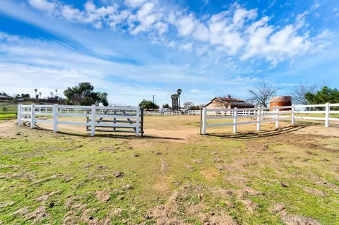 Exterior - 1005 Elm St, Ramona, CA 92065 photo 4 of 9