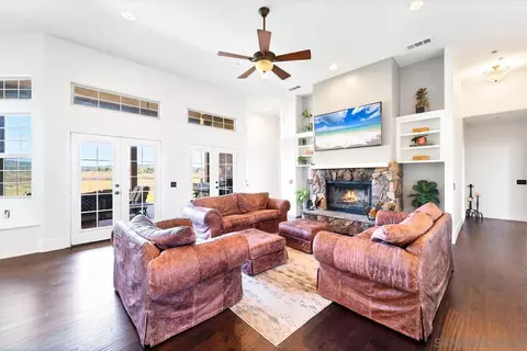 Living - 1005 Elm St, Ramona, CA 92065 photo 2 of 3