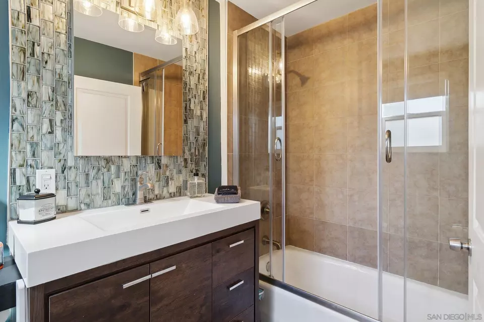 Bath - 624 S Kalmia, Escondido, CA 92025 photo 2 of 4