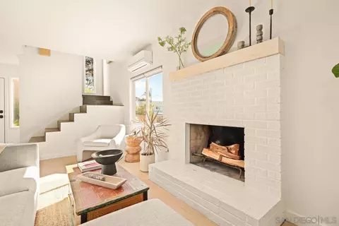 Living - 240 Calle De Sereno, Encinitas, CA 92024 photo 3 of 3