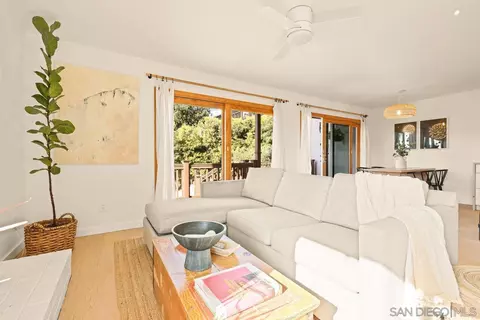 Living - 240 Calle De Sereno, Encinitas, CA 92024 photo 2 of 3