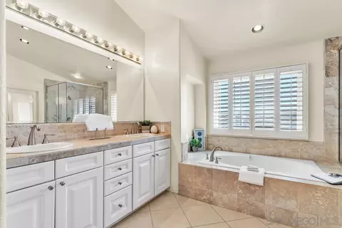 Bath - 1374 Caminito Balada, La Jolla, CA 92037 photo 3 of 4