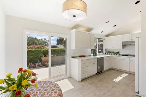 Kitchen - 2267 Via Pravia, La Jolla, CA 92037 photo 3 of 4