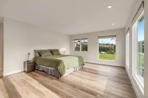 8101 Prestwick Dr, La Jolla, CA 92037 photo 17