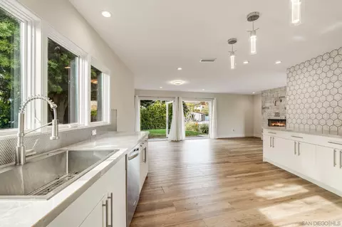 8101 Prestwick Dr, La Jolla, CA 92037 photo 13