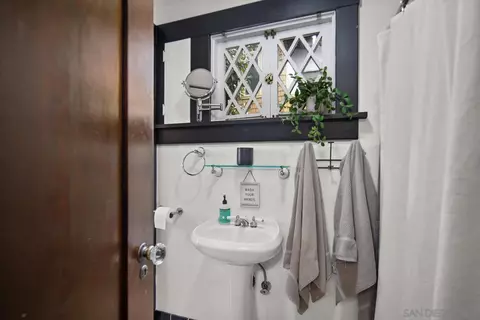 Bath - 767 B Ave, Coronado, CA 92118 photo 3 of 6
