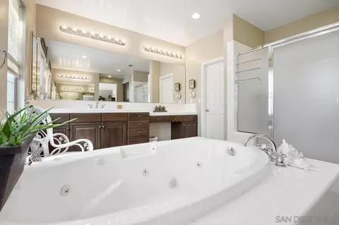 Bath - 2087 Amparo Ct, Escondido, CA 92025 photo 3 of 7