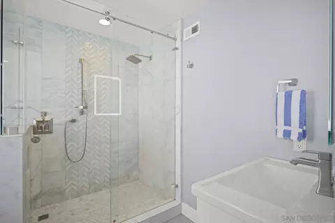 Bath - 948 B Ave, Coronado, CA 92118 photo 2 of 5