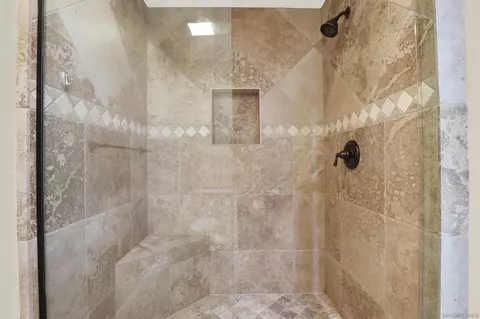 Bath - 1033-1035 Summit Trl, Escondido, CA 92025 photo 6 of 7