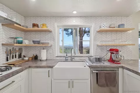 Kitchen - 906 Hillfield Ct, Oceanside, CA 92058 photo 3 of 6