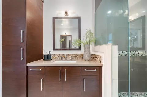 Bath - 13711 Mercado Dr, Del Mar, CA 92014 photo 2 of 4