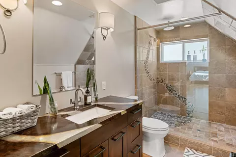 Bath - 24002 Del Amo Rd, Ramona, CA 92065 photo 6 of 9