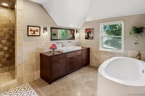 Bath - 24002 Del Amo Rd, Ramona, CA 92065 photo 2 of 9