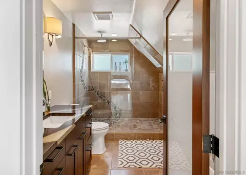 Bath - 24002 Del Amo Rd, Ramona, CA 92065 photo 5 of 9