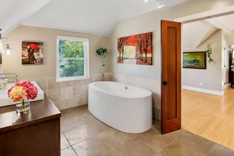 Bath - 24002 Del Amo Rd, Ramona, CA 92065 photo 3 of 9