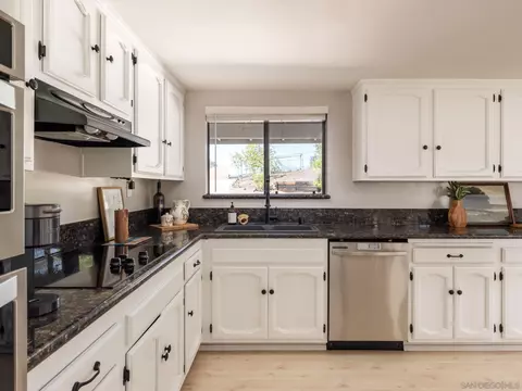 Kitchen - 16390 Whispering Oaks Dr, Ramona, CA 92065 photo 3 of 4