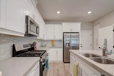 1092 Delpy View Pt, Vista, CA 92084 photo 10