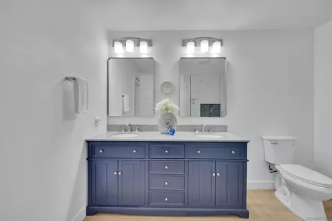 Bath - 14318 Sandown Ct, Poway, CA 92064 photo 2 of 4