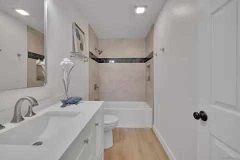 Bath - 14318 Sandown Ct, Poway, CA 92064 photo 4 of 4